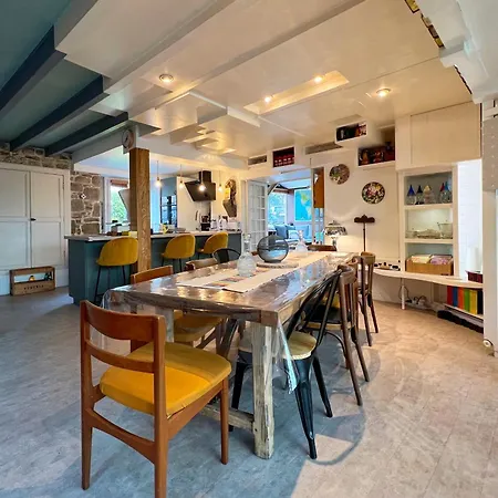 Maison En Pierre, Piscine Et Jardin Proche Holiday home Montfarville