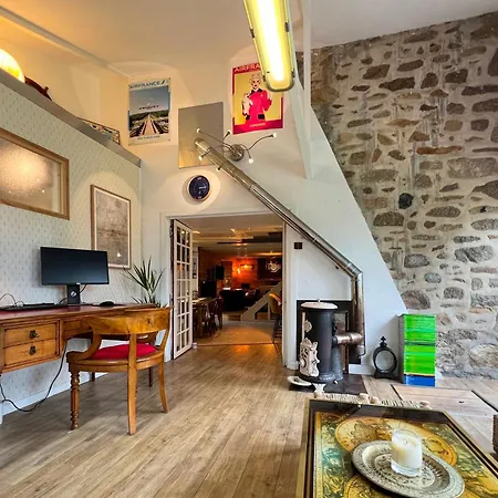 Maison En Pierre, Piscine Et Jardin Proche