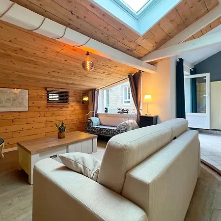 Holiday home Maison En Pierre, Piscine Et Jardin Proche Montfarville