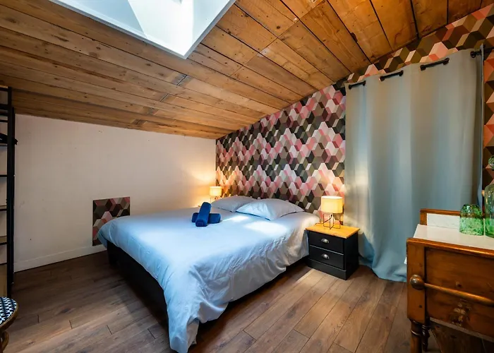 Дом отдыха Maison En Pierre, Piscine Et Jardin Proche *