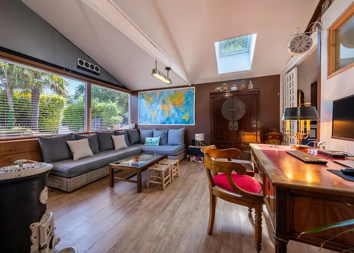 Дом отдыха Maison En Pierre, Piscine Et Jardin Proche