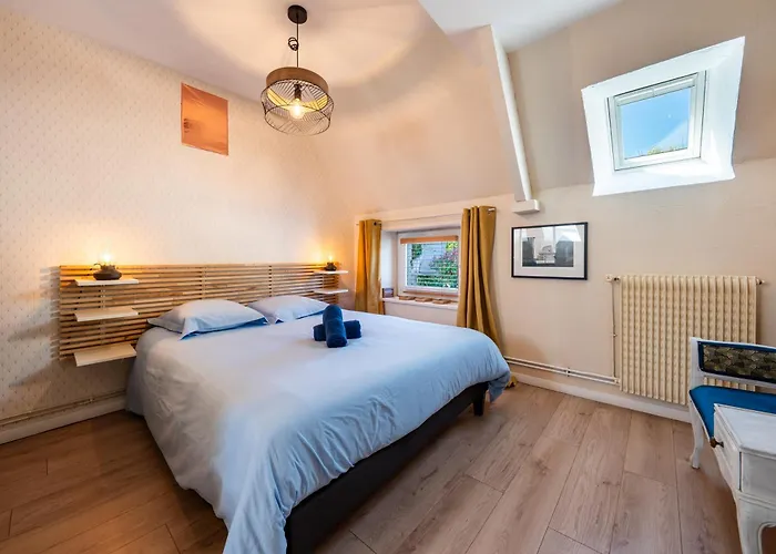 Дом отдыха Maison En Pierre, Piscine Et Jardin Proche Montfarville