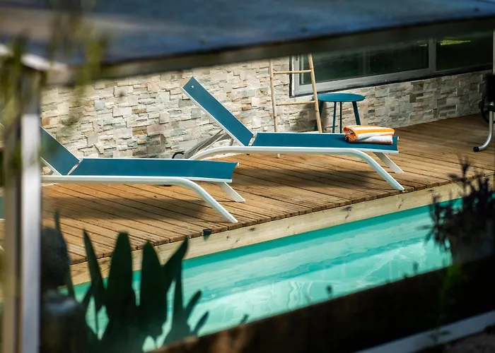 Дом отдыха Maison En Pierre, Piscine Et Jardin Proche