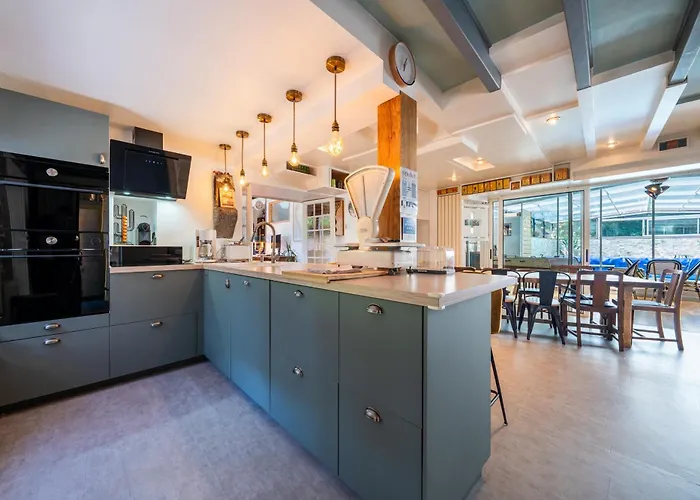 Дом отдыха Maison En Pierre, Piscine Et Jardin Proche Montfarville