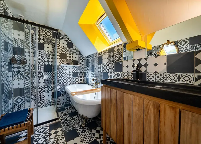 Maison En Pierre, Piscine Et Jardin Proche