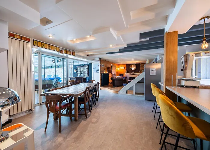 Дом отдыха Maison En Pierre, Piscine Et Jardin Proche