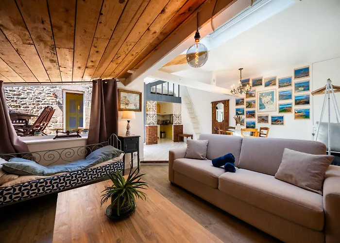 Maison En Pierre, Piscine Et Jardin Proche Дом отдыха Montfarville