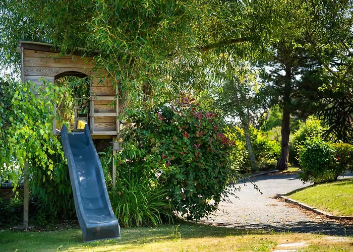 Дом отдыха Maison En Pierre, Piscine Et Jardin Proche *